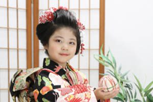 【7歳・女の子】七五三のおしゃれな髪型・ヘアレンジを紹介!おだんご・編み込みなど
