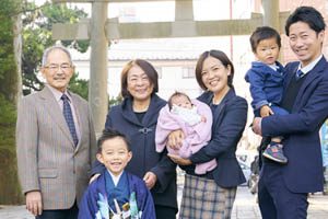 【お宮参り】赤ちゃんは誰が抱く？参加者は？現代のお宮参り事情について