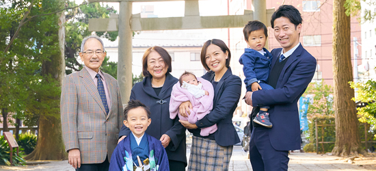 【お宮参り】赤ちゃんは誰が抱く？参加者は？現代のお宮参り事情について