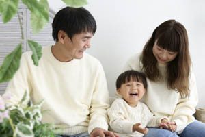 ナチュラルな雰囲気の1歳バースデーフォトを撮影するには？衣装・撮り方など