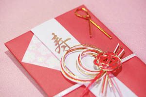 還暦祝いでもらって嬉しかったものは？人気の贈り物を紹介